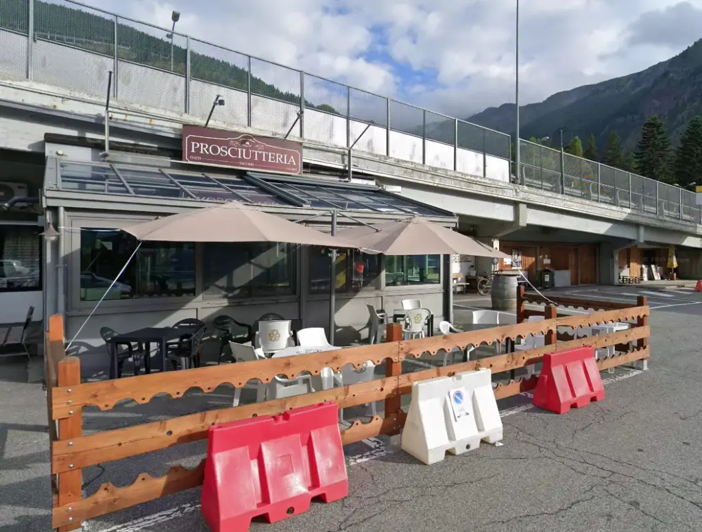 punto ristoro automatico sotto i portici dell'autostrada del gran san bernardo