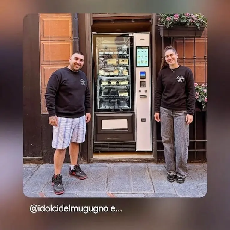 Daniel e il distributore automatico installato da VetrinaShop
